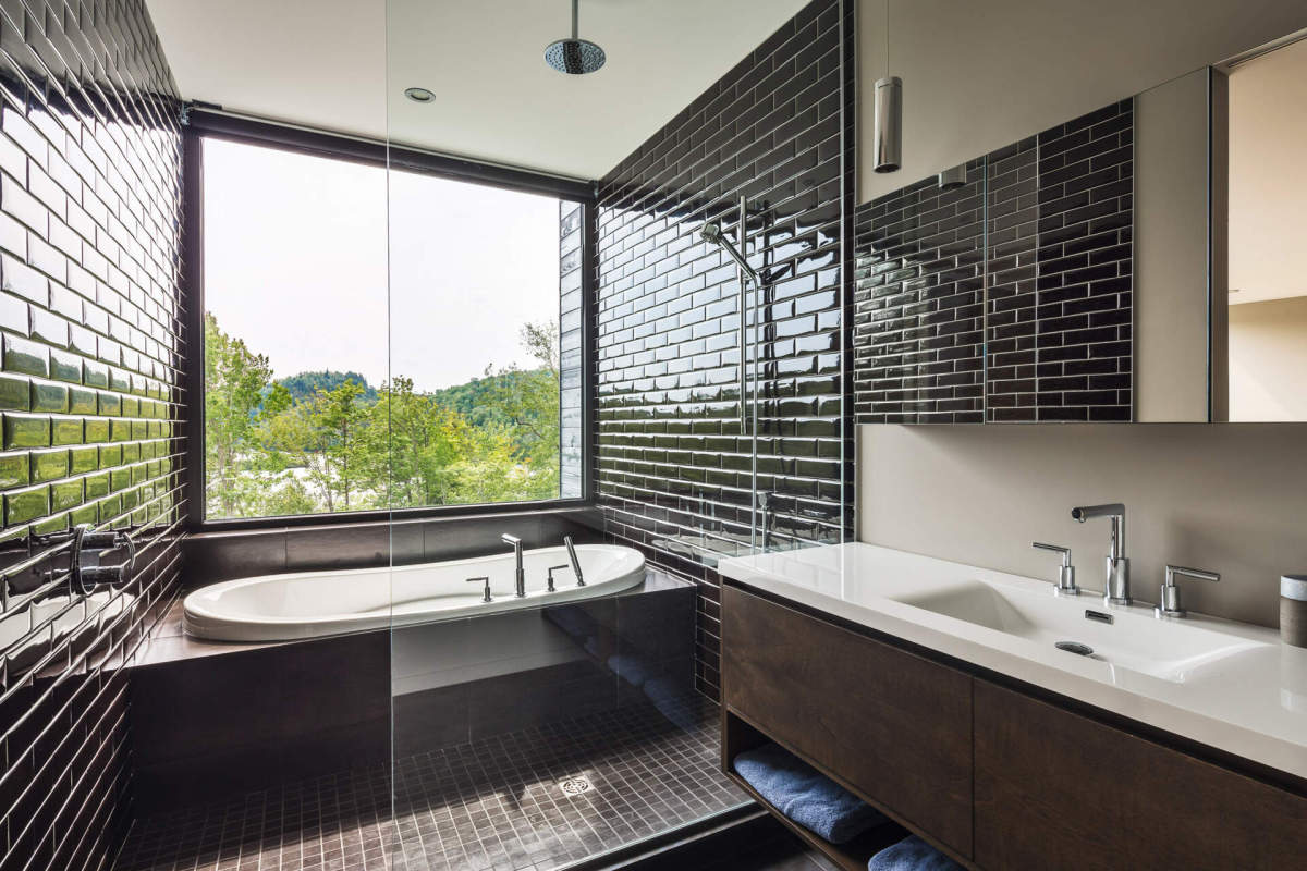 MU Architecture Architecture of Multilevel House bathroom black tiles