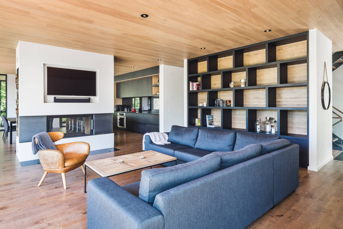 MU Architecture Architecture of Multilevel House living room two sided fireplace