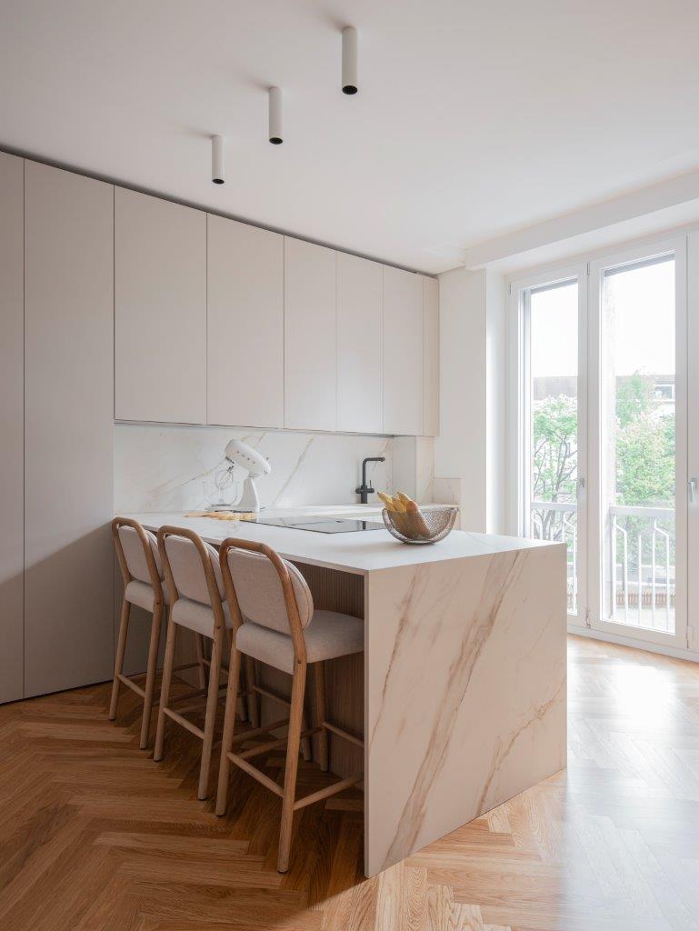 Milan apartment from Gabriela Casagrande kitchen iisland with chairs