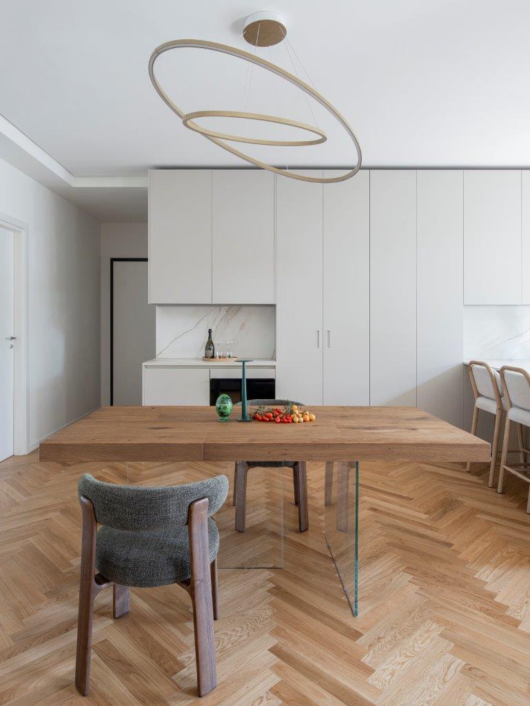 Milan apartment from Gabriela Casagrande minimaist table