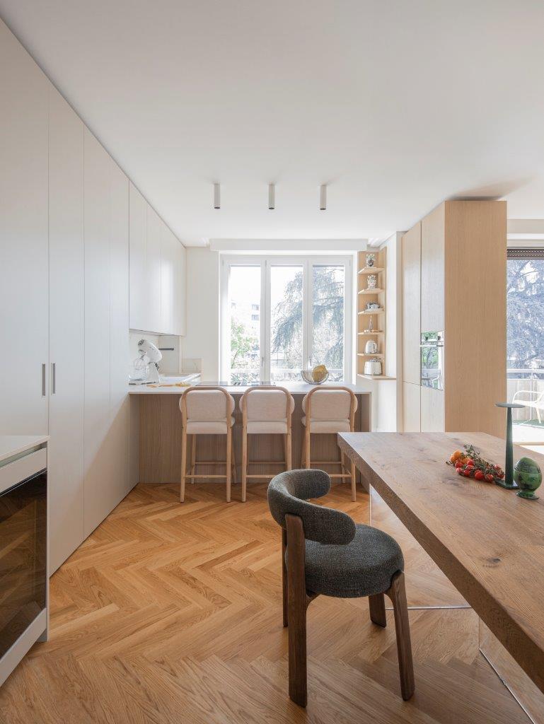 Milan apartment from Gabriela Casagrande seating dining