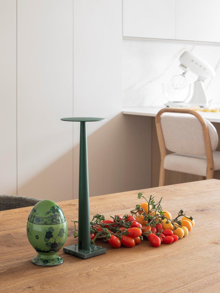 Milan apartment from Gabriela Casagrande table seating