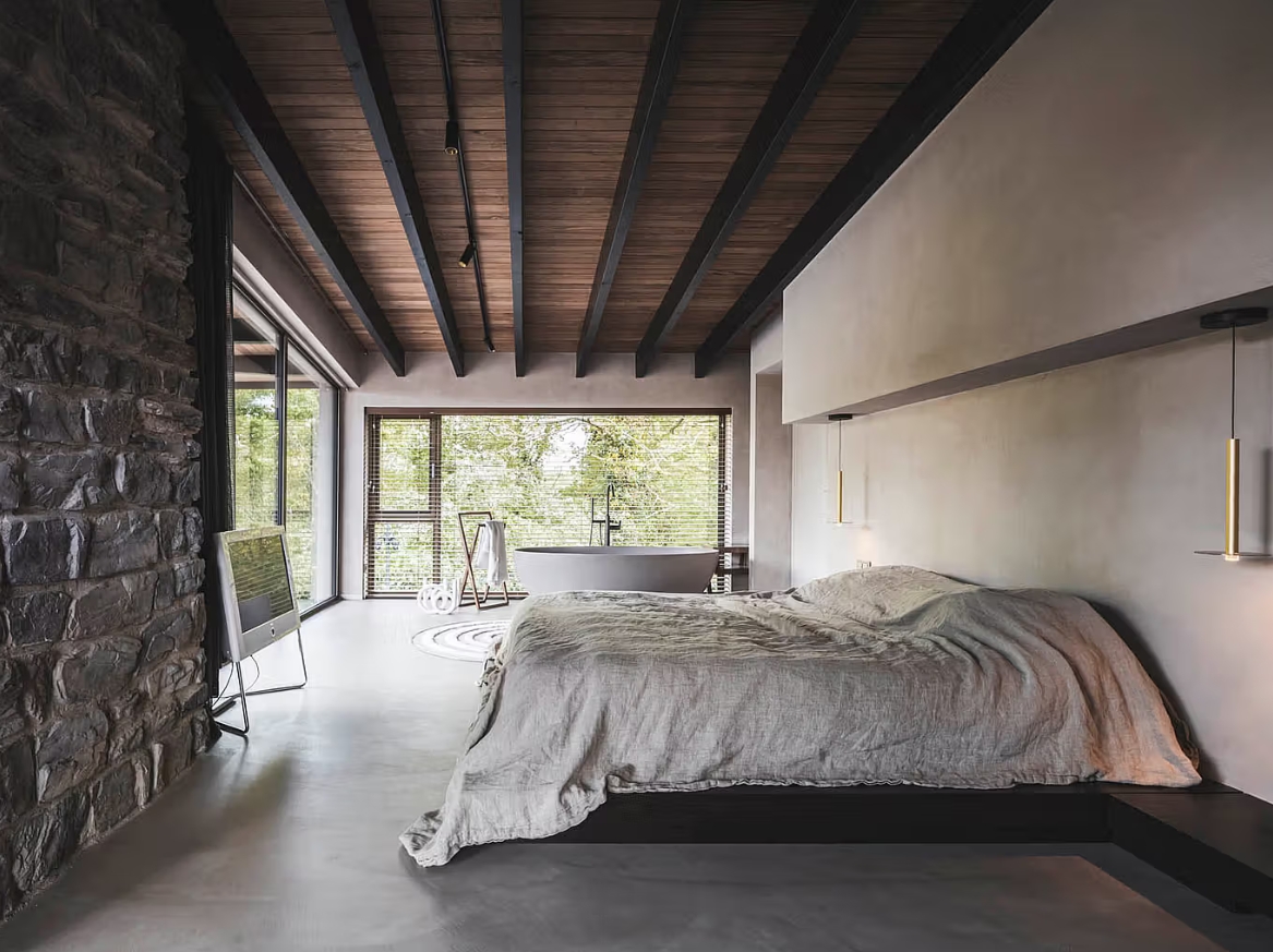 Villa in the Park by Jeroen de Nijs Bedroom Walk In Tub