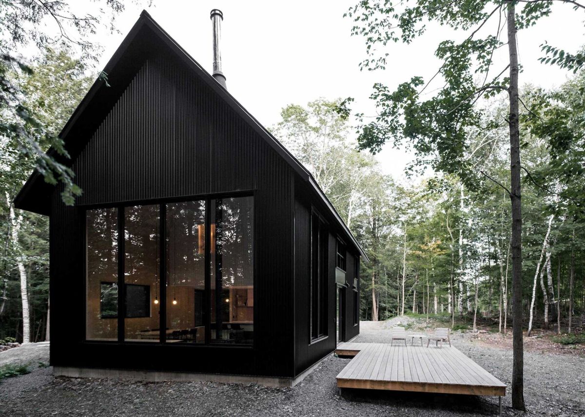 Black modern cabin arhitecture deck