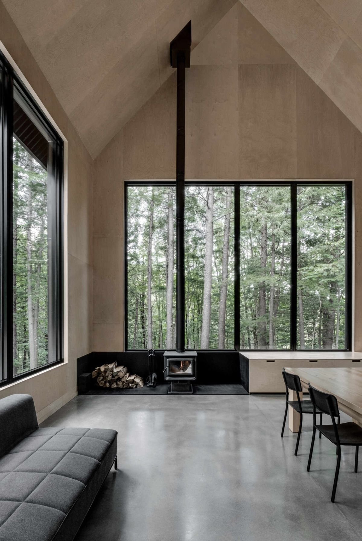 Black modern cabin arhitecture fireplace