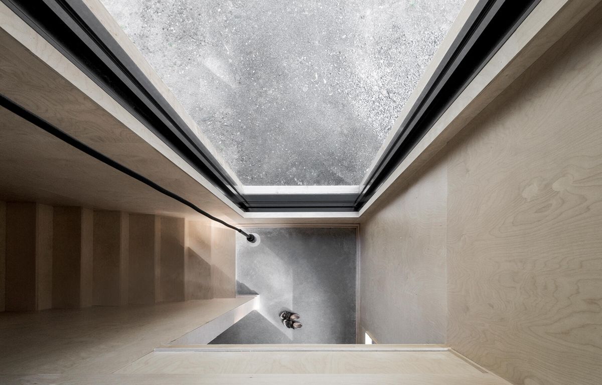 Black modern cabin arhitecture high ceiling