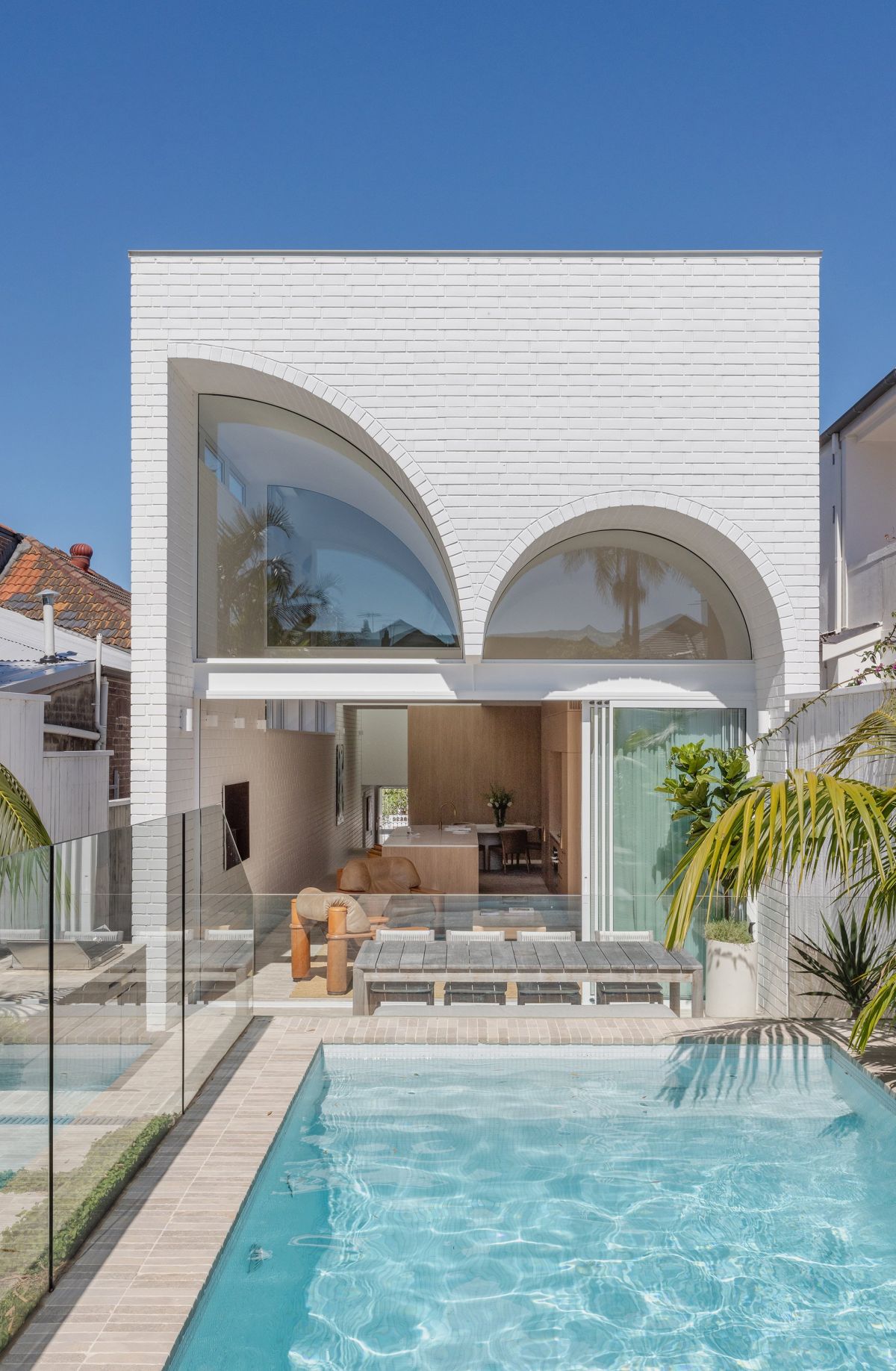 House Is a Playful Dance of Curves