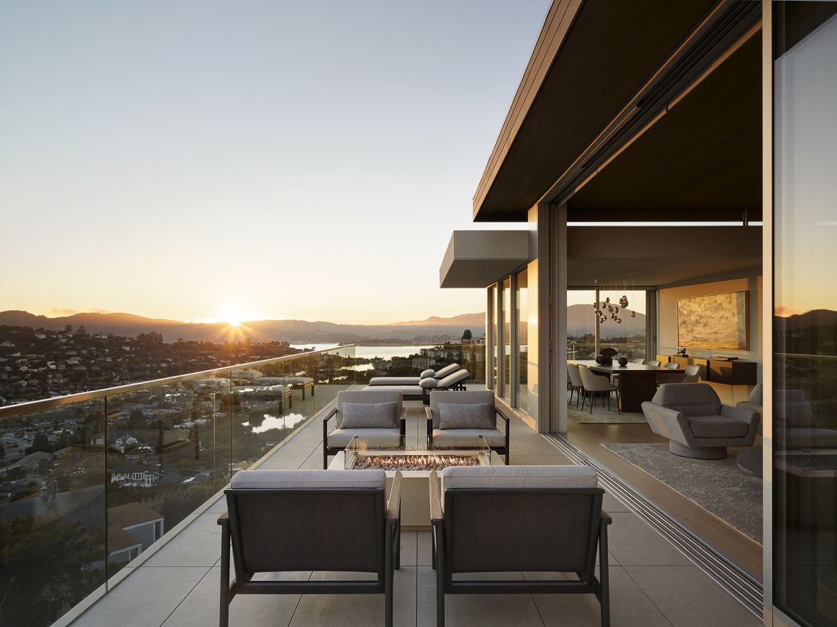 Reseidence by Lagoon View SWATT PARTNERS balcony fireplace