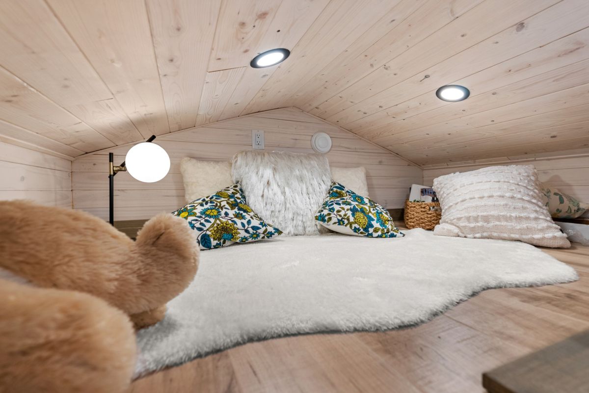 Spacious 38 Foot Tiny Home Built loft bed