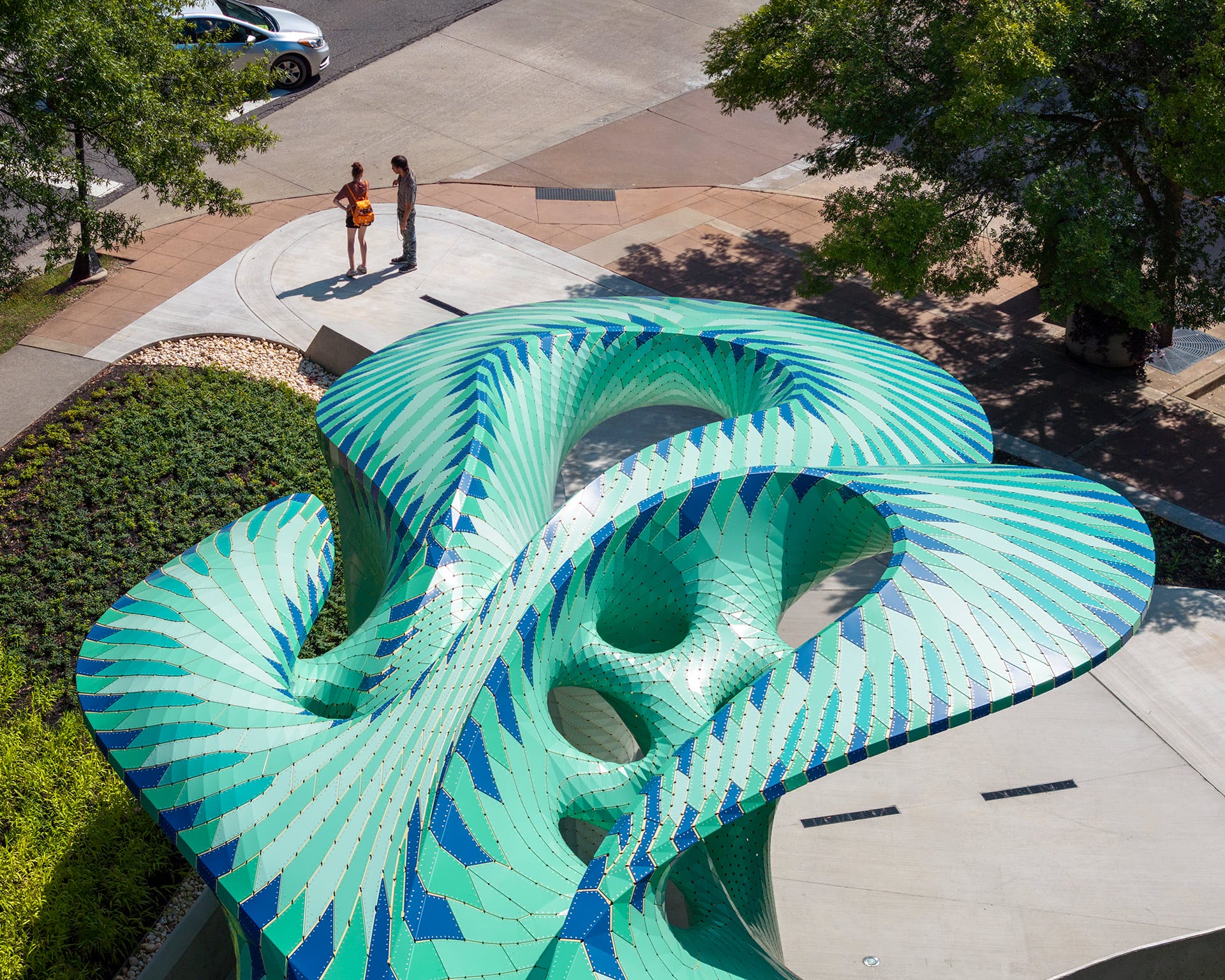 A Sculpture Made of Tens of Thousands of Aluminum Facets Writhes in a Knoxville Park